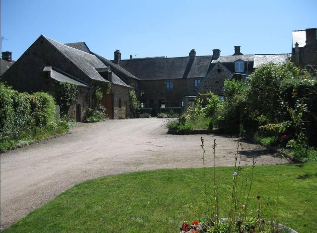 Le Cheval Blanc Hotel Carrouges Exterior photo