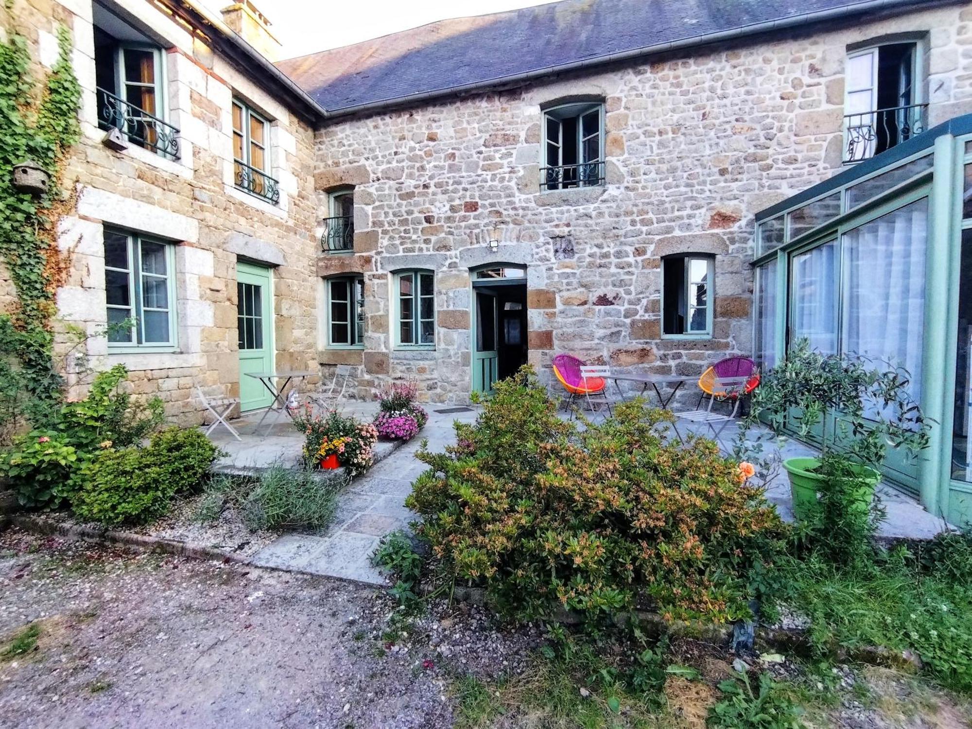 Le Cheval Blanc Hotel Carrouges Exterior photo